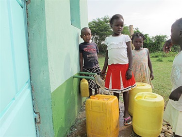 Gona kids fetching water