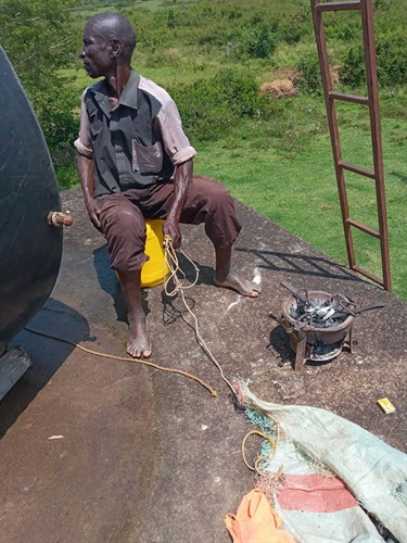 Mr-Omondi-the-Gona-Safe-Water-operator-helping-at-kiosk-rooftop-tank-repair-2022