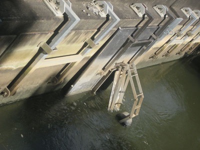Tidal floodgate with float arm