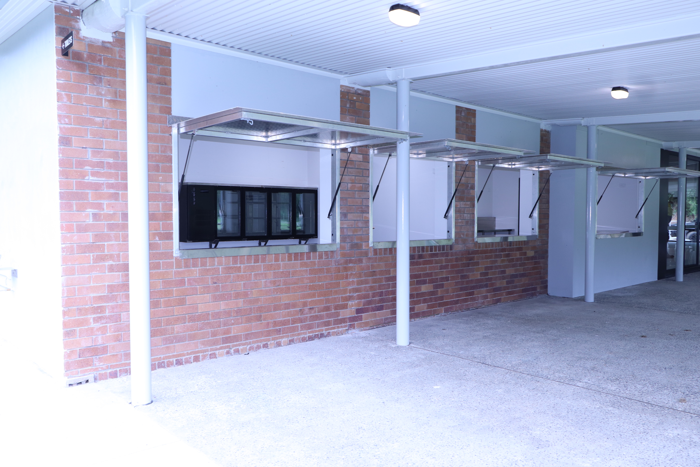 The bar and servery for the outdoor area at the Vic Bianchetti clubhouse.JPG